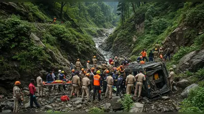 उत्तराखंड में टूरिस्टों से भरी गाड़ी खाई में गिरी:2 की मौत, 15 की हालत गंभीर; कैंची धाम के दर्शन कर लौट रहे थे