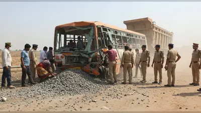 तेलंगाना के रंगारेड्डी में बस-डंपर की टक्कर, 19 की मौत:20 घायल; लोग गिट्टी के नीचे दबे, शवों को निकालने के लिए बस काटनी पड़ी