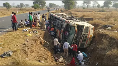 जालौन: कालपी के पास खाई में गिरी स्लीपर बस, 21 यात्री घायल; ओवरटेक बना हादसे की वजह