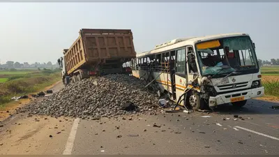तेलंगाना के रंगारेड्डी में भीषण बस-डंपर टक्कर: 20 की मौत, ज्यादातर कॉलेज छात्र; गिट्टी बनी काल