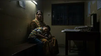 यूपी में शर्मनाक घटना: मासूम बेटे के साथ रात 10 बजे तक बैठी रही शिक्षिका, तब मिला वेतन; दूसरी का इंतजार जारी