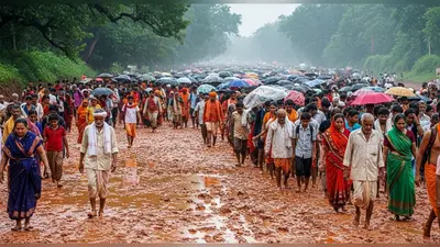 अयोध्या में 14 कोसी परिक्रमा: 10 लाख श्रद्धालु कीचड़ भरे रास्तों पर नंगे पांव, आस्था और संघर्ष का संगम