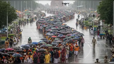अयोध्या: भारी बारिश में भी नहीं डिगी रामभक्तों की आस्था, परिक्रमा पथ पर ड्रोन और एटीएस की कड़ी निगरानी